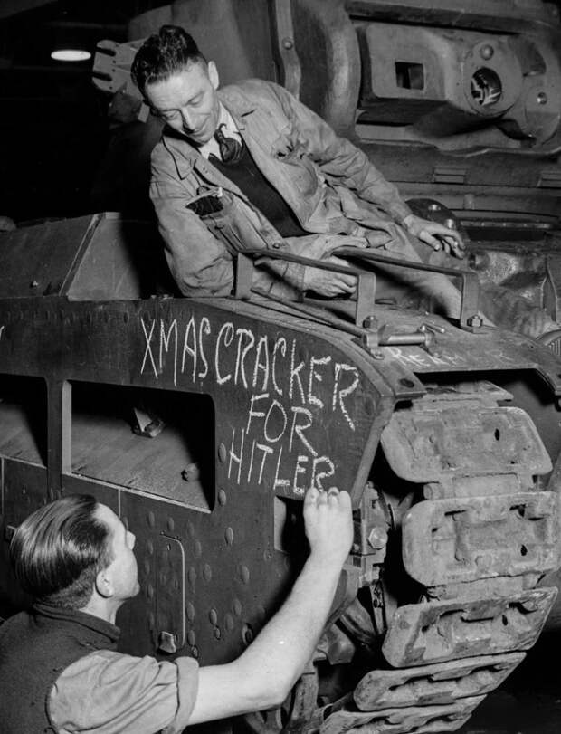 Британские рабочие оставляют послание на танке «Рождественская хлопушка для Гитлера». 1941 г.