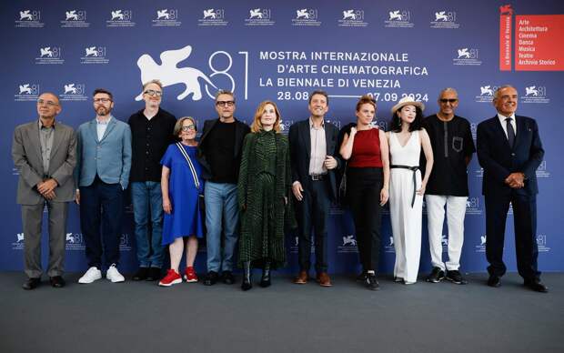 Жюри 81-го Венецианского кинофестиваля: Джузеппе Торнаторе, Эндрю Хэй, Джеймс Грэй, Агнешка Холланд, Клебер Мендонса Фильо, Изабель Юппер (председатель жюри), Пьетранджело Буттафуоко (президент Венецианской биеннале, не входит в жюри), Юлия фон Хайнц, Чжан Цзыи, Абдеррахман Сиссако и Альберто Барбера. Венеция. 28 августа