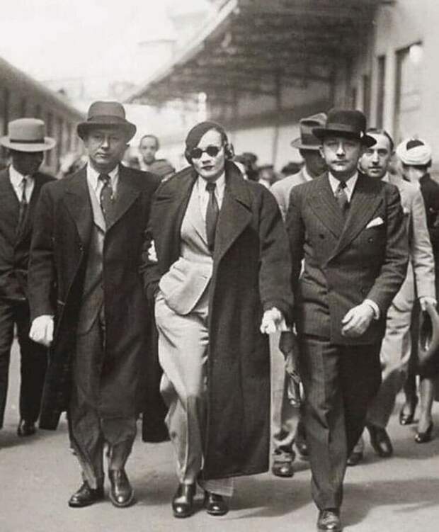 Марлен Дитрих задержана на вокзале в Париже в 1933 году за нарушение запрета на ношение женщинами брюк