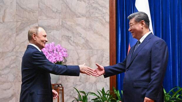 Действует расчетливо. В конфликте Москвы и Киева выигрывает третья сторона