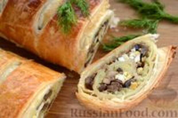 Фото к рецепту: Слоёный рулет с грибами, яйцами и сыром