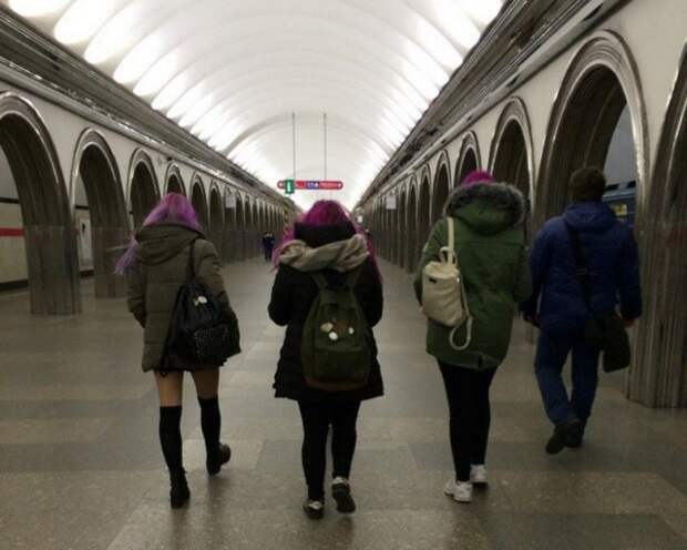Модники и странные персонажи в метро