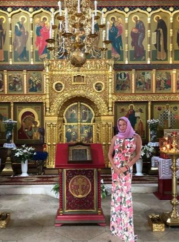 Волочкова снова явилась в храм в откровенном наряде Волочкова снова явилась в храм в откровенном наряде
