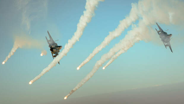 Самолеты сил коалиции F-15E во время операции Непоколебимая решимость