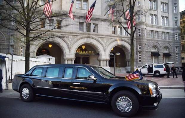 Президентский лимузин «Зверь» перед отелем «Трамп». | Фото: cheatsheet.com.