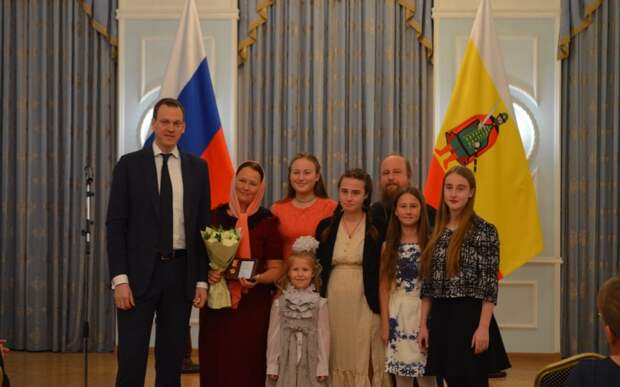 Губернатор Павел Малков поздравил многодетных с Днём матери