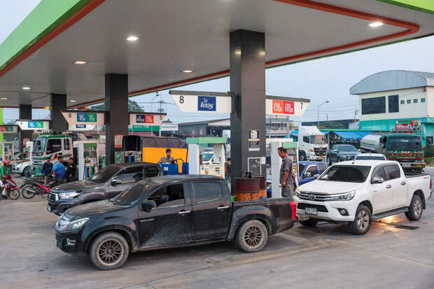 Загадочный голый мотоциклист приехал на заправку и озадачил полицию