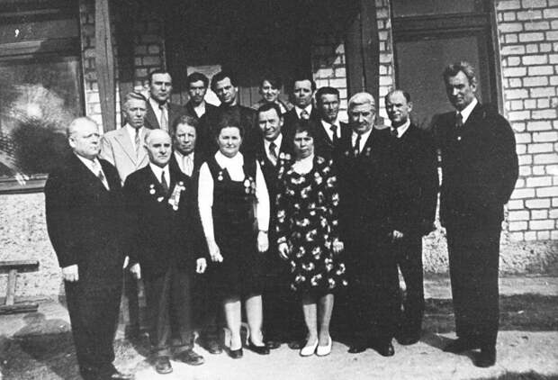 Первая встреча бывших подростков и партизан в Смольках в 1976 году. Матрена Вольская — в центре в темном сарафане