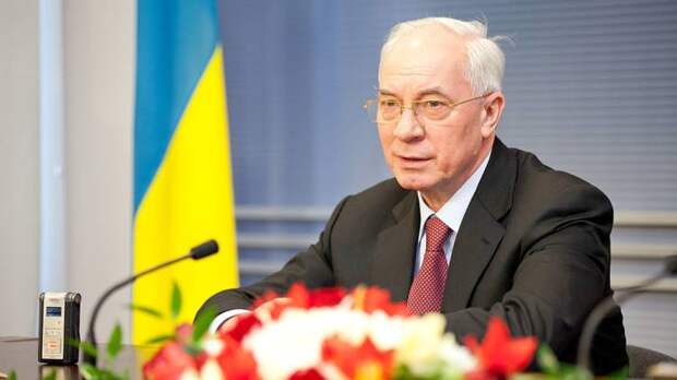 Экс-премьер Украины Азаров: Запад рушит международную торговлю санкциями против РФ