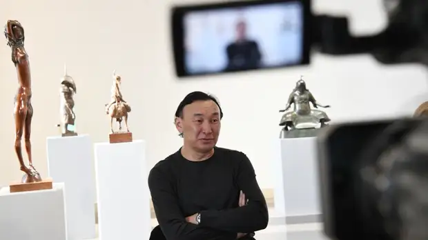 «Художник — человек ищущий»: Даши Намдаков о вдохновении, вере и истоках творчества