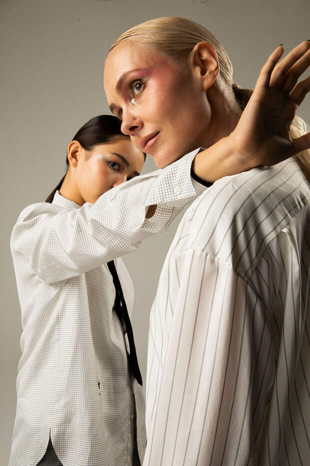 На Ольге: БЛУЗКА, Dior. ТОН DIOR BACKSTAGE LINE FACE AND BODY FOUNDATION, 1N, ТУШЬ ДЛЯ БРОВЕЙ DIORSHOW PUMP’N’BROW, 021, ТУШЬ DIORSHOW ICONIC OVERCURL, 090, ТЕНИ 5 COULEURS COUTURE, 549, ПОМАДА DIORIFIC, 070, РУМЯНА ROUGE BLUSH, 962 POISON MATTE. ВСЕ Dior Beauty. На Соне: БЛУЗКА, Dior; ГАЛСТУК – СОБСТВЕННОСТЬ СТИЛИСТА. ТОН DIOR BACKSTAGE LINE FACE AND BODY FOUNDATION, 2N, ПУДРА FOREVER CUSHION POWDER, 001, ТУШЬ DIORSHOW ICONIC OVERCURL, 090, РУМЯНА ROUGE BLUSH, 353, ТЕНИ 5 COULEURS COUTURE, 089. ВСЕ Dior Beauty