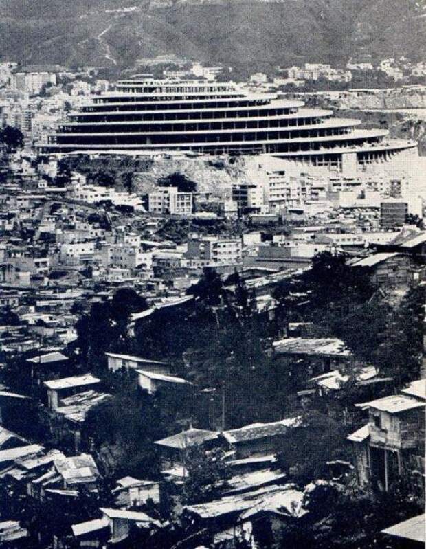 В 70-х годах прошлого века недостроенный «Геликоид» превратился в притон наркоторговцев и бандитских группировок (Каракас, Венесуэла). | Фото: hiddenarchitecture.net.