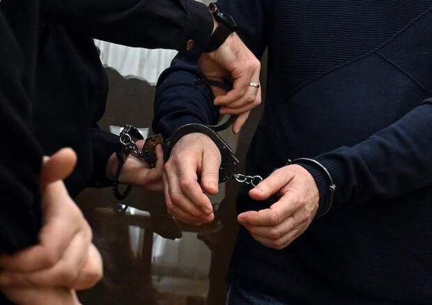 Мужчина бросил горящую бутылку в машину с неотзывчивым россиянином