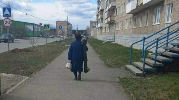 Женщина с гранатометом, гулявшая по улицам Североуральска, стала звездой соцсетей