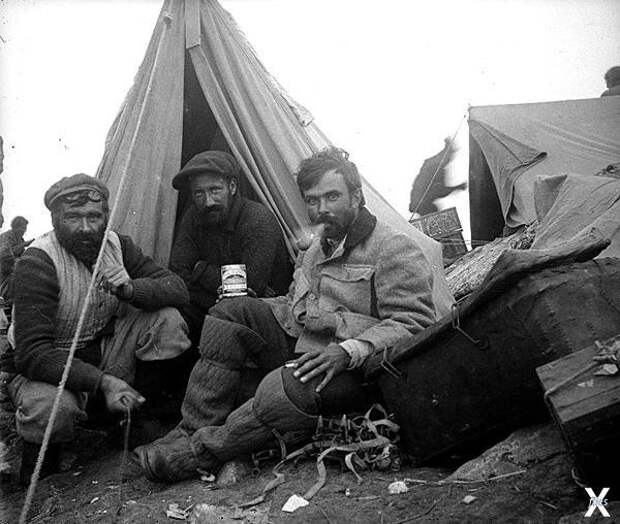 Группа Алистера во время восхождения ...