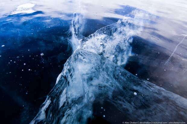 Замерзший Байкал. Узор напоминает ледяную птицу.