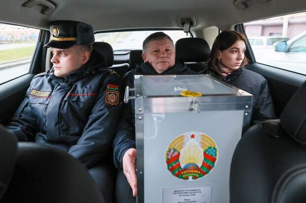Члены избирательной комиссии и милиционер едут в машине на выездное голосование