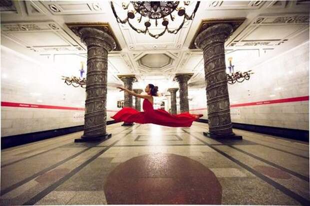 Балерина Мариинского театра станцевала в петербургском метро, чтобы показать красоту станций