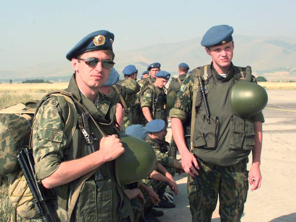 Вс рф 1992. Аэропорт "Слатина", 1999. Миротворцы. Марш-бросок на Приштину 1999. Косово 1999 десантники Приштина. Слатина 1999.