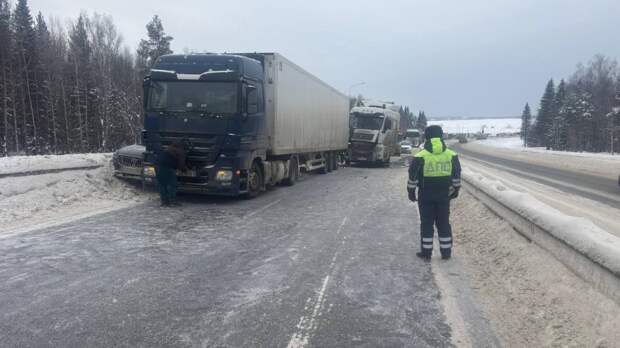 Два грузовика и легковушка столкнулись и перекрыли движение на трассе
