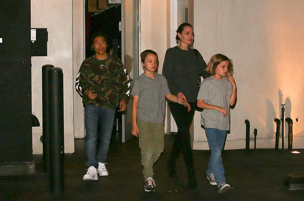 Анджелина Джоли с детьми: Паксом, Ноксом и Вивьен