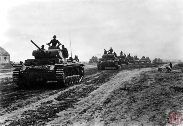 Колонна немецких танков на подходе к линии фронта во время операции «Цитадель»