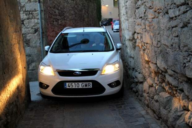 Водитель этого Ford с трудом пробирается по узким улочкам испанской Жироны. | Фото: chambersarchitects.com.