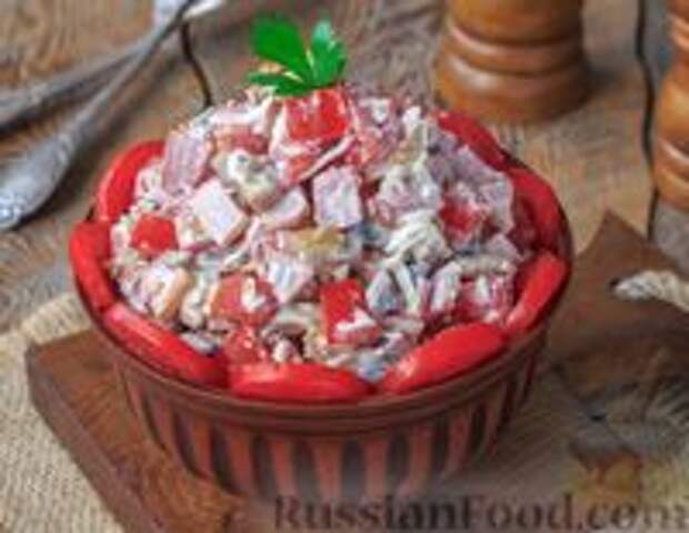 Фото к рецепту: Салат с шампиньонами, помидорами и ветчиной