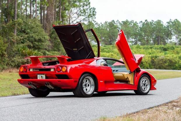 Владелец разбил недавно купленный Lamborghini Diablo на юге Сиднея