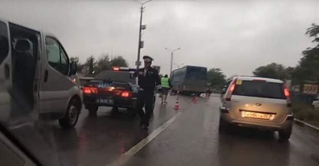ДТП в Крыму: автобус снёс на переходе автомобиль (ВИДЕО)