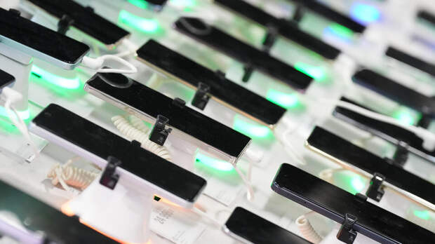 Производители смартфонов уведомили российских ритейлеров о повышении цен до 30%