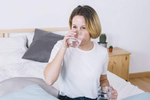 Зачем пить теплую воду по утрам: простая привычка для здоровья организма