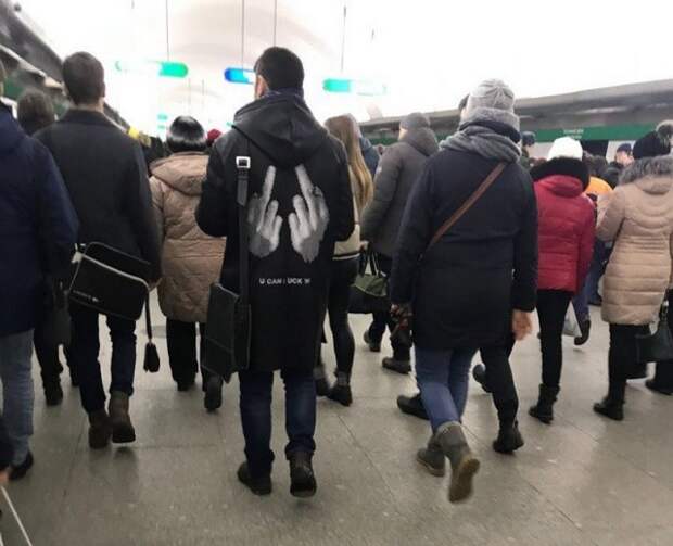 Модники и странные персонажи в метро