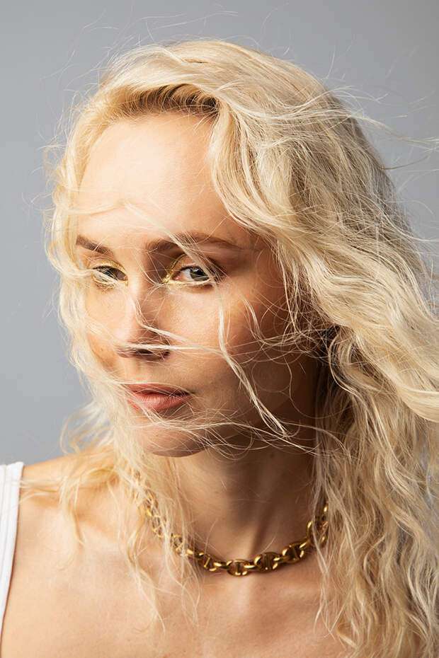 КОЛЬЕ, Dior; МАЙКА – СОБСТВЕННОСТЬ СТИЛИСТА. ТОН DIOR BACKSTAGE LINE FACE AND BODY FOUNDATION, 1N, ТУШЬ ДЛЯ БРОВЕЙ DIORSHOW PUMP’N’BROW, 021, ТУШЬ DIORSHOW ICONIC OVERCURL, 090, ТЕНИ 5 COULEURS COUTURE, 549, ПОМАДА DIORIFIC, 070. ВСЕ Dior Beauty