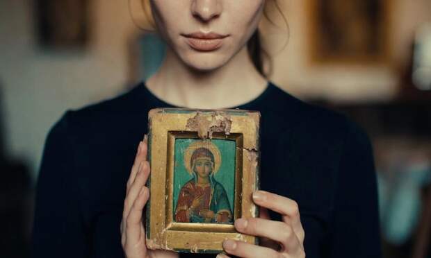Священник дал совет, как правильно поступить с испорченными иконами