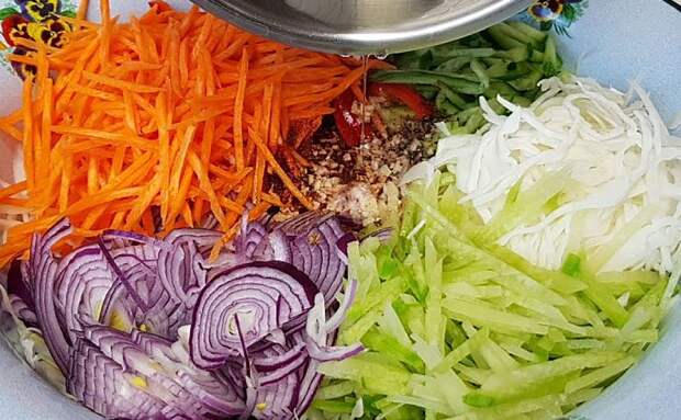Гениальный витаминный салат за 5 минут: хитрость в особом горячем масле в заправке