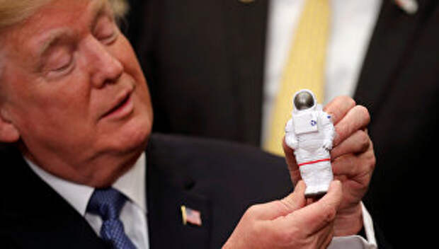 Президент США Дональд Трамп после подписания директивы по политике, направленной на возвращение американских астронавтов на Луну. 11 декабря 2017
