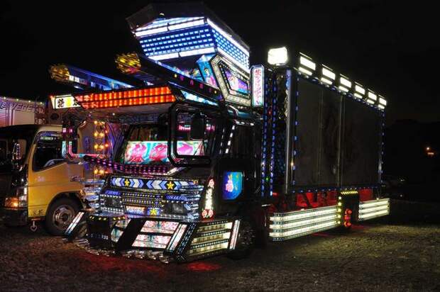 Нарядные японские грузовики Dekotora (Decotora)