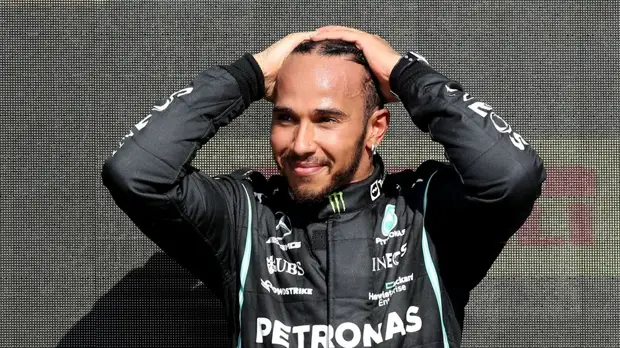 Хэмилтон подвергся расистским оскорблениям в соцсетях после Гран-при Великобритании