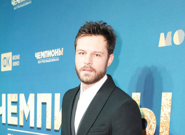 Развелся со звездой «Кухни», а потом и с матерью сына. Как живет Евгений Пронин после отъезда из России