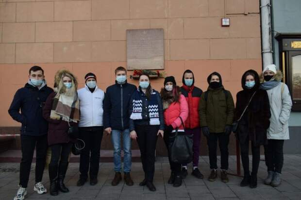 Молодогвардейцы северного округа в День воинской славы возложили цветы и почтили память героев