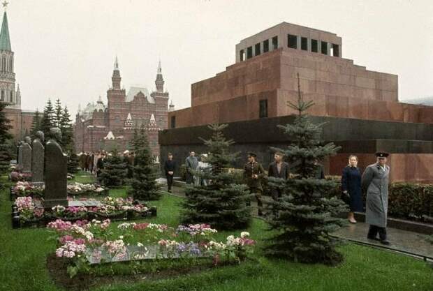 У могилы И.В.Сталина (пока без памятника), 1964 СССР, история, фото