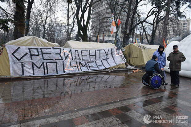 Сторонники Михаила Саакашвили у здания Верховной Рады Украины в Киеве. 6 декабря 2017