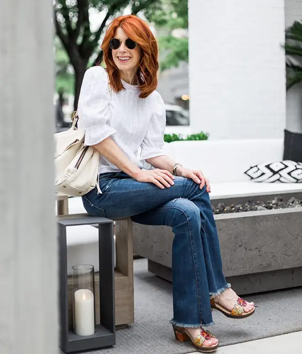 Что носить с джинсами женщине 50 лет: 11 стильных идей