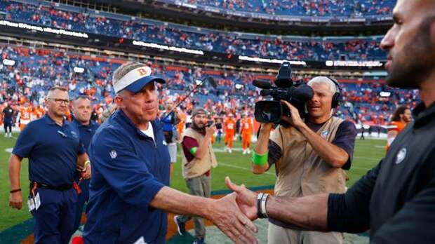 robert saleh and sean payton shaking hands