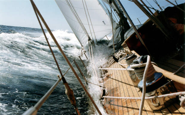 Попав в такие волны, корабль может попросту перевернуться / Фото: mota.ru