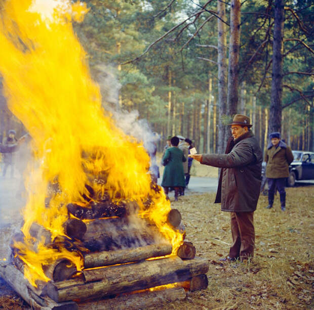 У костра. Автор Мусаэльян Владимир, 1976.jpg