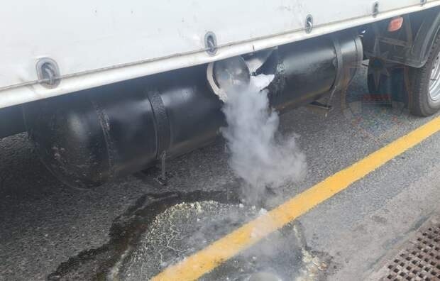На трассе М-11 у «Газели» произошла утечка газа из баллона