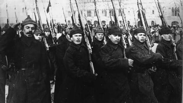 Красная армия впервые прошла военным парадом 1 мая