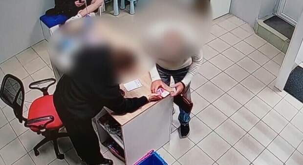 Сотрудник ПВЗ из Ейска купил себе телефон за счет пенсионера